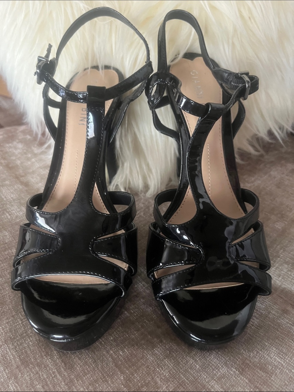 LIKE NEW ! Gianni Bini Black Patent T-Strap High Heel Sandals
